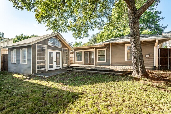 Building Photo - Beautiful Craftsman Style in Junius Heights!