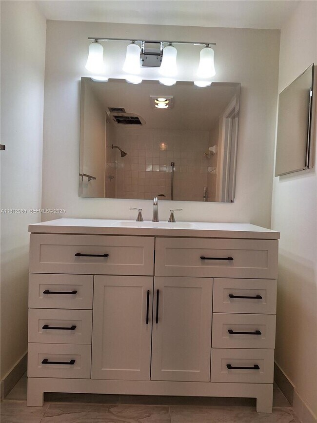 Building Photo - 901 Hillcrest Dr