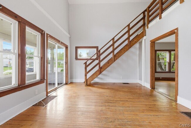 Building Photo - 122 Putnam St