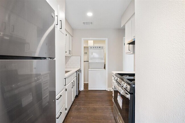 Building Photo - 200 Concho St