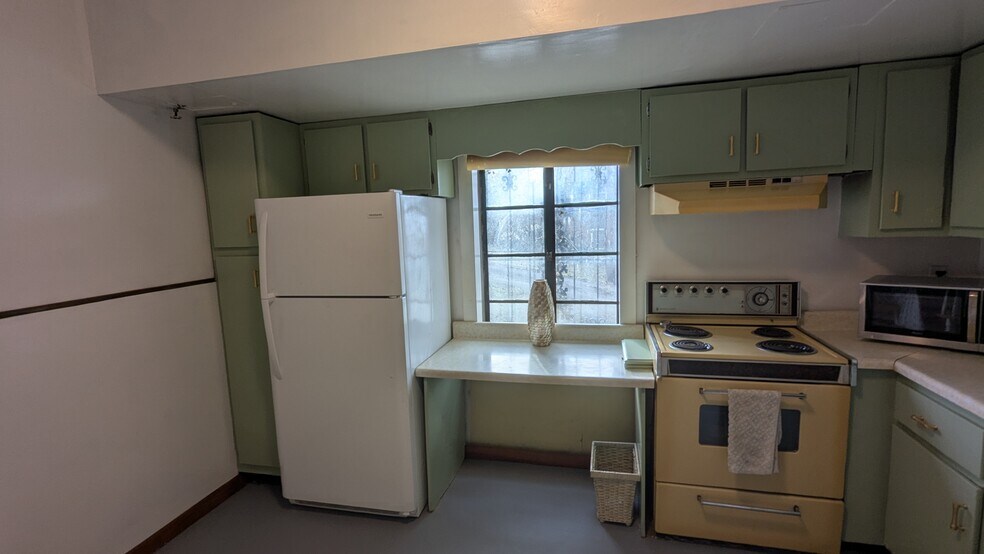 Building Photo - 1933 Saxton Ave