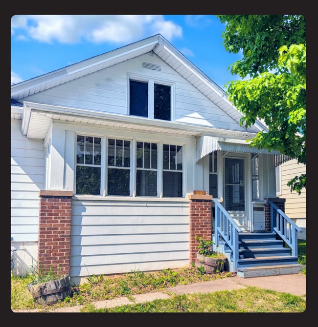 Building Photo - 1307 N 20th Ave E