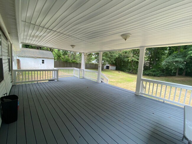 Building Photo - 200 S Creek Dr