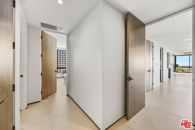 Building Photo - 10350 Wilshire Blvd