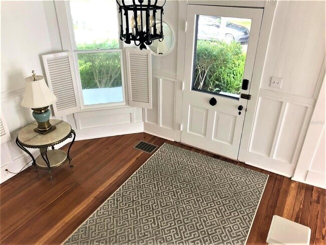 Building Photo - 835 Victoria Dr