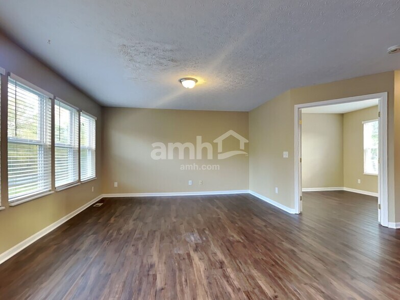 Building Photo - 755 Elm Tree Dr