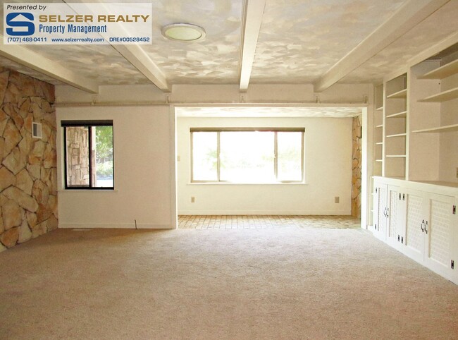 Building Photo - Roomy 3 bd. home just steps away from Todd...