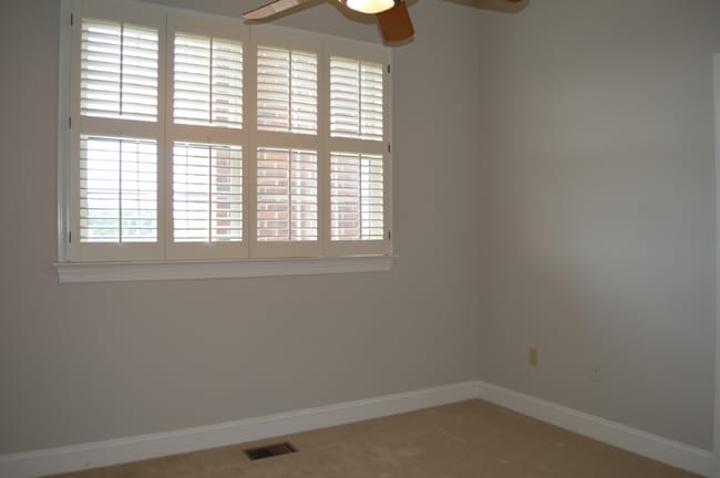 Building Photo - Large Townhouse 3 Bedroom 2 Full Baths and...