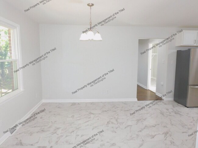 Building Photo - 2206 Dulaire Rd