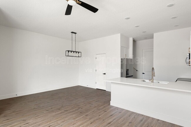 Building Photo - 526 S Grandview Ave