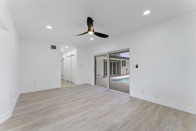 Building Photo - 808 NE 72nd St