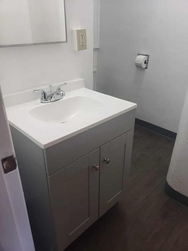 Building Photo - Cozy & Fresh Studio Apartment