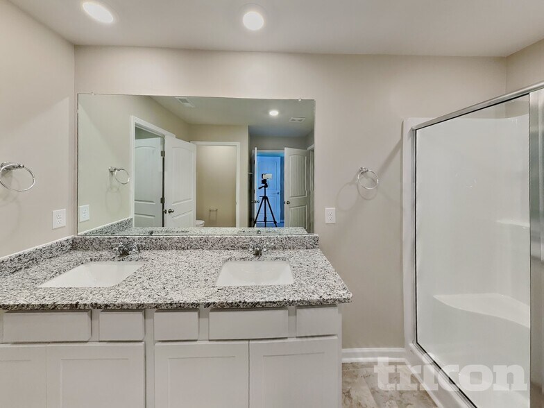 Building Photo - 1525 Ashgrove Pl