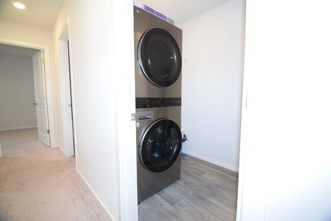 Building Photo - 935 N 19th Ave