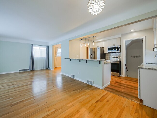 Building Photo - AVAILABLE NOW! Spacious 4-Bed Gem in the Heart of Clawson!