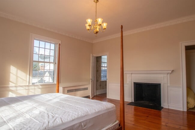 Building Photo - 267 N River Rd