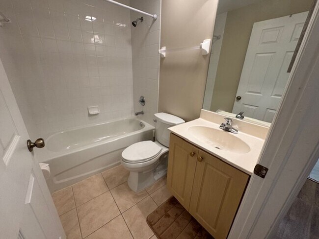 Building Photo - 2 bedroom 2 bathroom Condo In Enclave at C...