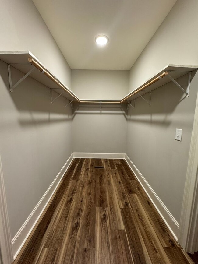 Building Photo - Grandeur Brick 4/3.5 with Bonus Room in Th...