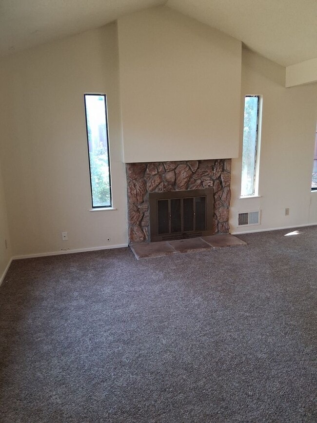 Building Photo - Newer Centrally Located Beauty!