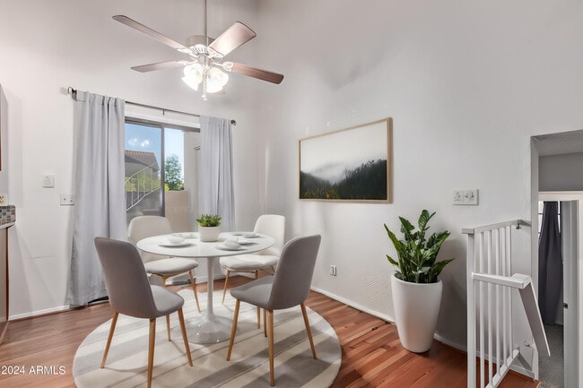 Building Photo - 921 W University Dr