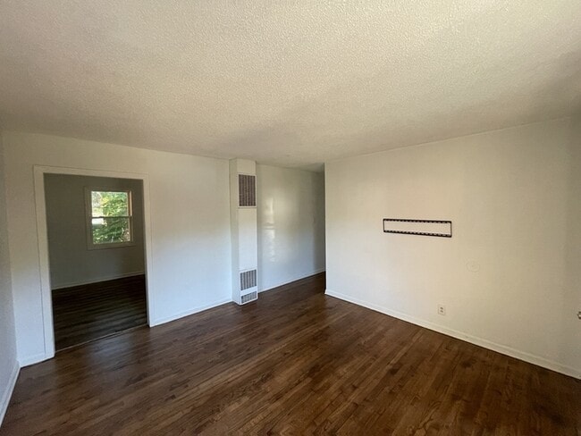 Building Photo - 3 Bedroom 1 Bathroom