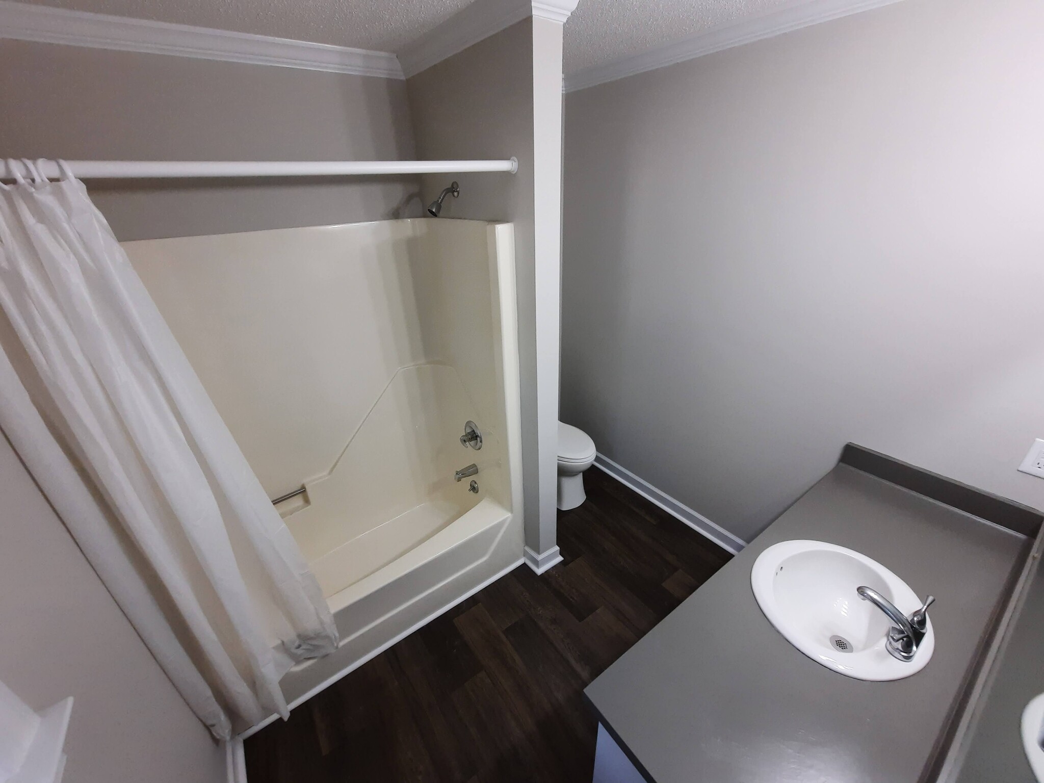 Updated en suite master bathroom - 1717 Old Barn Rd