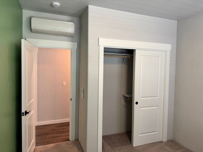 Building Photo - SINGLE LEVEL 3 BEDROOM/ UPGRADES W/ EASY M...