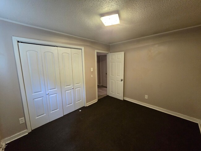 Building Photo - 2/1 All Electric Apartment in Newport
