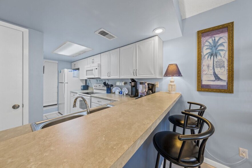 Building Photo - 505 E Beach Blvd