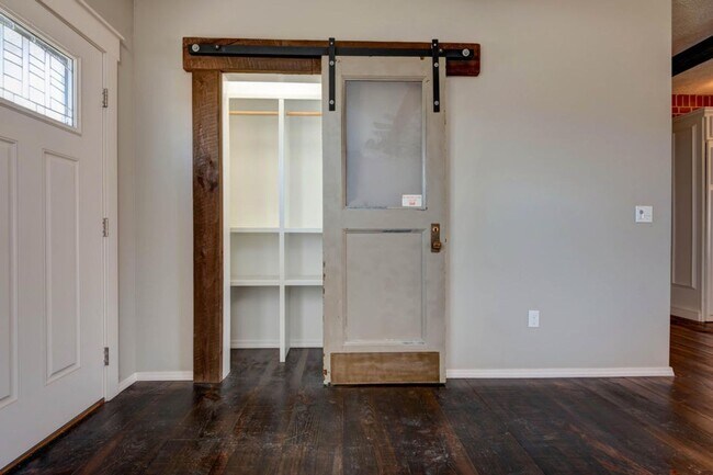 Building Photo - Republic Schools - Gorgeous 3 Bed 2 Bath 3 Car Garage For Rent!