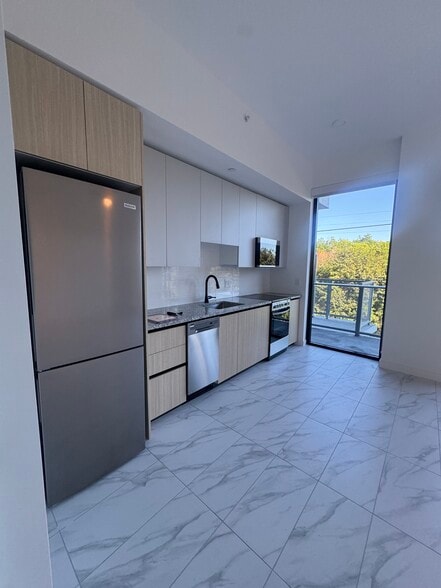 Building Photo - 16051 W Dixie Hwy