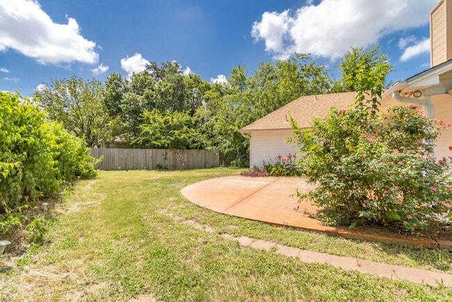 Building Photo - 2411 Raintree Path
