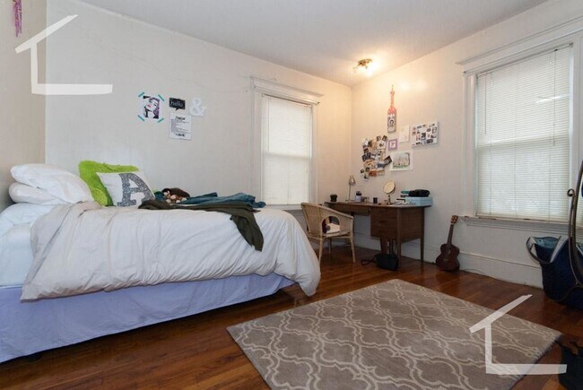 Building Photo - Convenient Location. Wals to BU Campus, Short Walk to T.Laundry, Parking for Rent