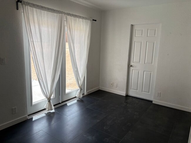 Building Photo - 3 Bedroom 1.5 Bath Modern Farmhouse near J...