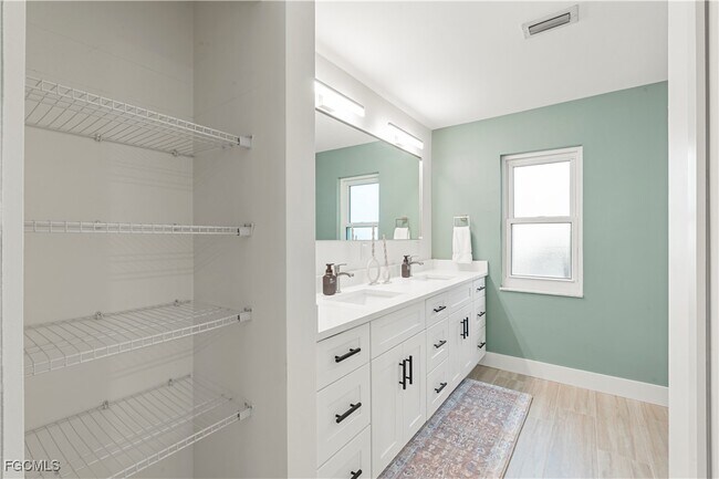 Building Photo - 2412 La Salle Ave