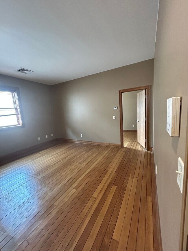 Building Photo - One Bedroom Apartment