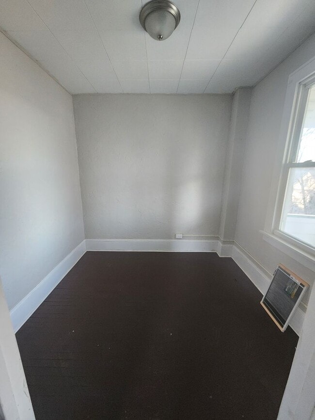Building Photo - 2bd/1b UPSTAIRS 4-plex Cash Pay
