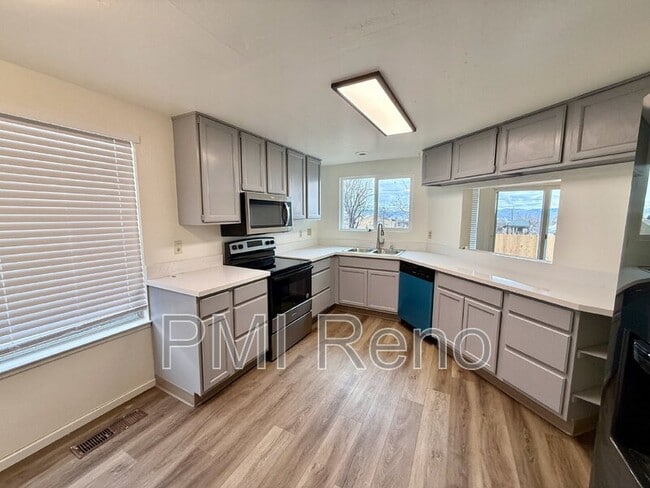 Building Photo - 2402 Skyview Dr