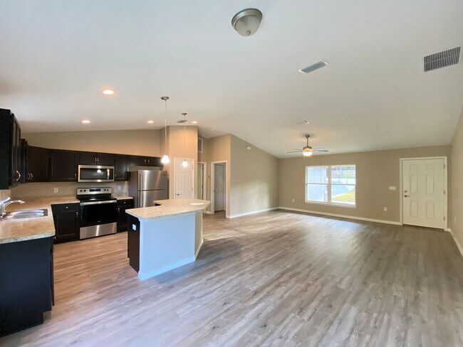 Building Photo - Custom Home - Desirable SW Dunnellon Neigh...