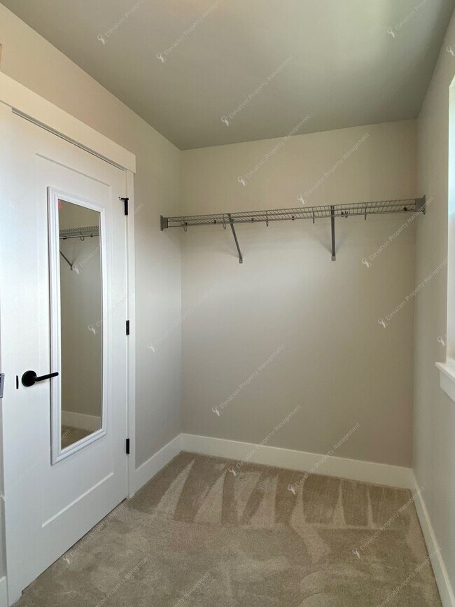 Building Photo - Newer 3BR - 2.5BA Home a Sought-After Redmond Community