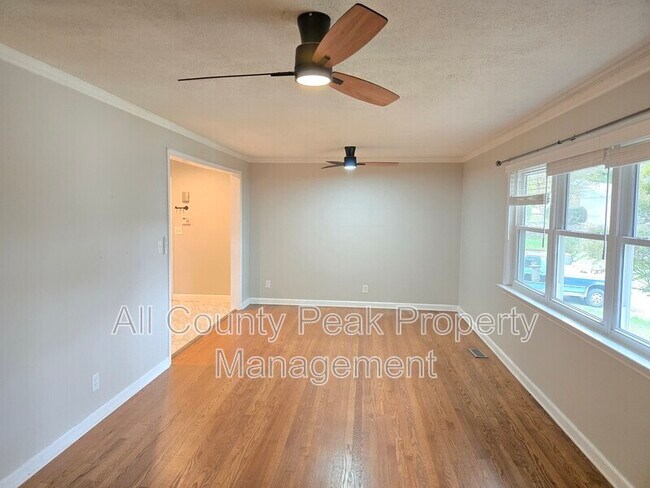 Building Photo - 3934 Kensington Dr