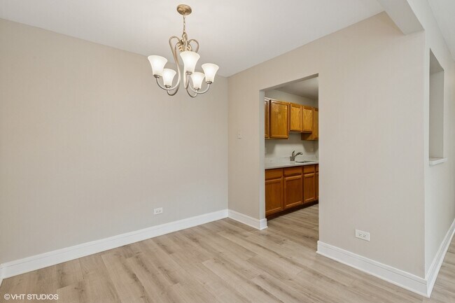 Building Photo - 940 N Lakeside Dr