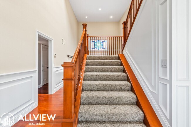 Building Photo - Rare 5 bed/3 bath home located in the high...
