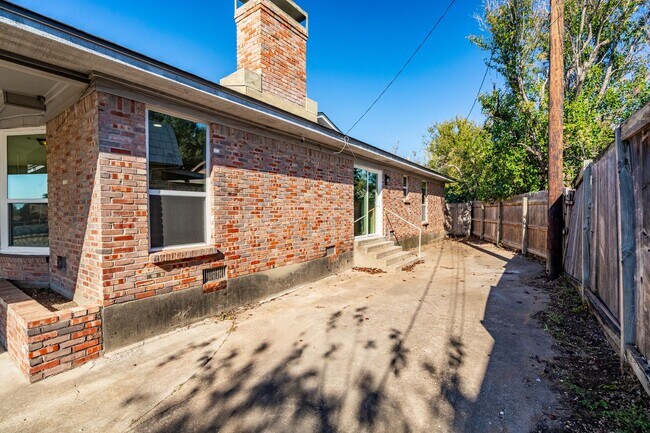 Building Photo - SW Loop 820 - 4304/4306 *Lease Up Only*