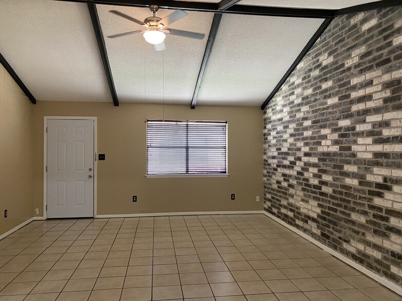 Living room - 1118 Violet Ave