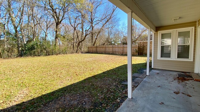 Building Photo - Large yard, dbl garage, just renovated, qu...