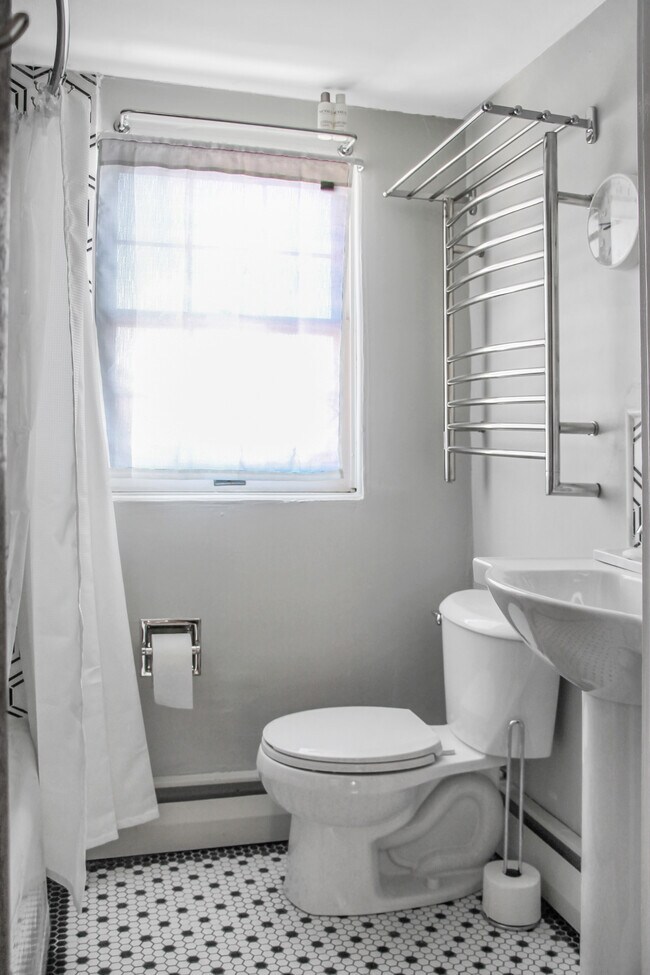 Building Photo - 7 Warren St