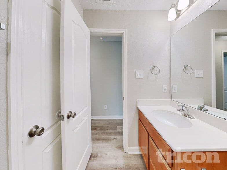 Building Photo - 20660 Dunrobin Dr