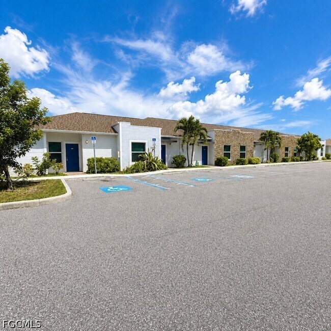 Building Photo - 3325 SW 8th Pl