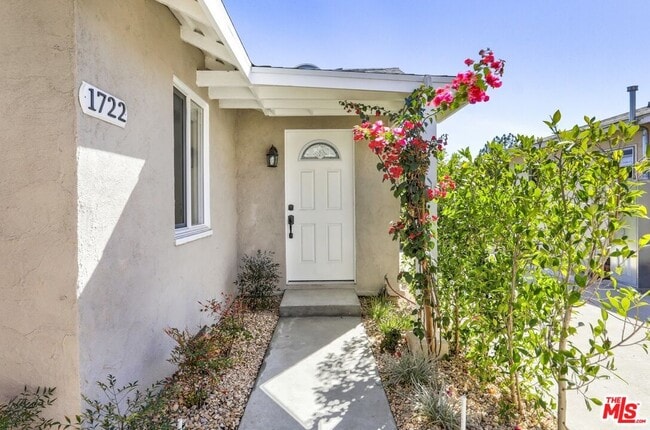 Building Photo - 1722 N Ave 45